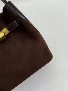 Donkerbruine suède lederen dames handtas detail weergave klassiek design stijl schoudertas