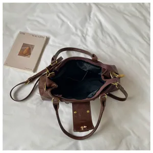Bolso Boston de cuero marrón vintage, estilo moto retro, bolso de hombro chic para mujer.
