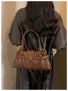 Bolso de hombro de cuero marrón vintage con elegantes tachuelas metálicas y correas con hebilla