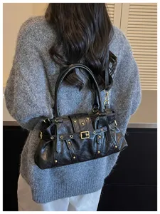 Bolso de hombro estilo motero vintage de mujer, bolso Boston negro de piel sintética con tachuelas.