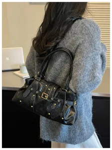 Bolso de hombro estilo moto negro vintage para mujer, elegante bolso de piel PU.
