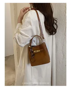 Bruine retro emmertas voor dames met metalen sluiting, chique schoudertas en crossbody.