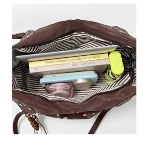 Bolso de hombro marrón de lunares gran capacidad vista detallada con interior espacioso