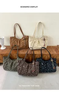 Visualización detallada de escena de múltiples bolsos de lona con patrón de lunares.
