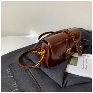 Schicke braune Leder-Umhängetasche mit geflochtenem Riemen, stilvolle Retro-Tasche für Damen.
