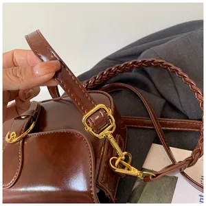 Braune PU-Leder Achsel kleine quadratische Tasche mit Metallschnalle und geflochtenem Schultergurt.