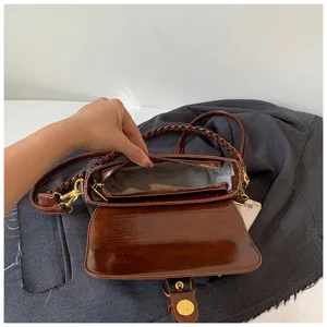 Braune PU Leder Umhängetasche Detailansicht Innenraum, stilvolle Damenschultertasche.