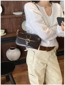 Detailansicht der eleganten dunkelbraunen Leder-Unterarmtasche mit klassischer Metallschließe.