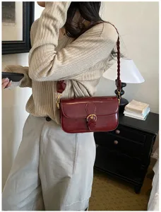 Retro bordeaux Umhängetasche für Damen, elegante PU Leder Tasche mit Metallschnalle.