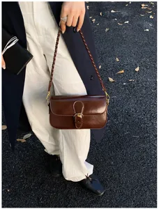 Braune Leder Umhängetasche Detail, geflochtener Riemen und Metall Schnalle für Damen Street.