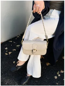 Beige Schultertasche mit geflochtenem Riemen, stilvolle kleine Damentasche im Detail