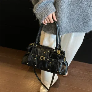 Bolso de hombro moto vintage negro con tachuelas metalicas y diseño retro para mujeres vista