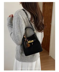 Close-up van een stijlvolle zwarte lederen tas met chique retro gouden sluiting.