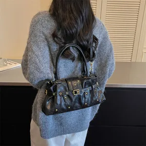 Bolso de hombro vintage negro estilo moto con remaches metálicos y elegante diseño para axilas.