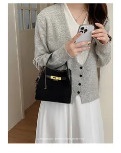 Koreaanse minimalistische emmertas voor dames, chique zwarte handtas voor forenzen met metalen slot.