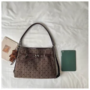 Bruine polkadot schoudertas met gestreepte stof en schattige berenhanger voor dagelijks gebruik.