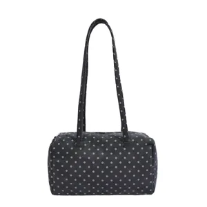Vue détaillée du sac à main Boston à pois décontracté, avec forme structurée et double bandoulière.