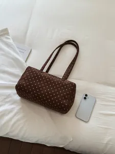 Vue détaillée du sac boston à pois marron mettant en valeur le style chic et le motif
