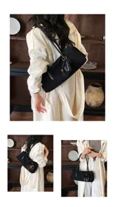 Vista detallada de un elegante bolso de hombro negro tipo baguette con un pequeño bolsillo.