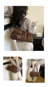 Vista detallada del elegante bolso de hombro con estampado de leopardo y correa marrón.