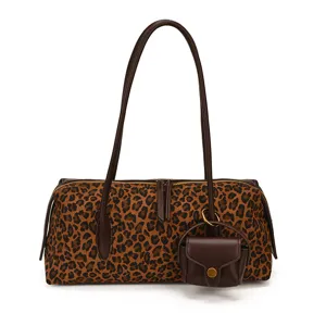 Bolso de hombro con estampado de leopardo vista detallada, elegante bolso baguette de lujo con bolsito.