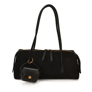 Bolso de hombro negro de ante con asas largas y mini monedero, diseño minimalista.