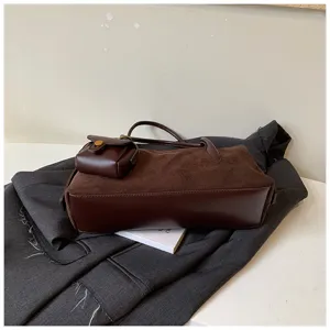 Clásico bolso de hombro de ante marrón oscuro con pequeño monedero, bolso vintage.