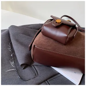 Bolso bandolera minimalista de cuero y ante marrón oscuro bolso casual chic detalle