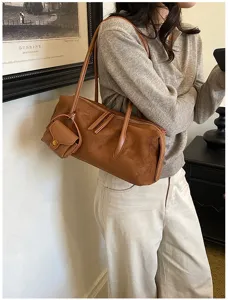 Bolso de hombro de ante marrón, elegante estilo baguette minimalista con bolsito.