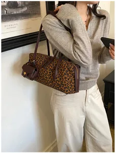 Bolso de hombro cilíndrico con estampado de leopardo, ribete de cuero marrón y mini bolsa.