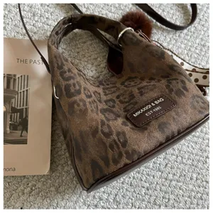 Leopardmuster Mini Handtasche Detail, schicke Schulter Umhängetasche mit Plüschball.