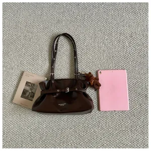 Dark brown leather shoulder bag detail, versatile niche tote bag for daily commute and styling.