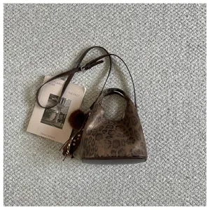 Modische Damen Handtasche mit Leo-Muster, trendige Herbst Umhängetasche für den Alltag.