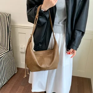 Retro brown shoulder bag for women, casual soft leather hobo handbag for daily commute.