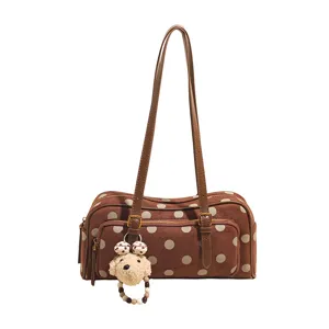 Sac à bandoulière marron à pois avec charmant pendentif chien, fourre-tout élégant pour femme.