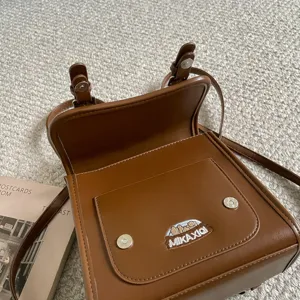 Bruine PU lederen mini rugzak detailweergave, leuke dagelijkse casual schoudertas voor dames.