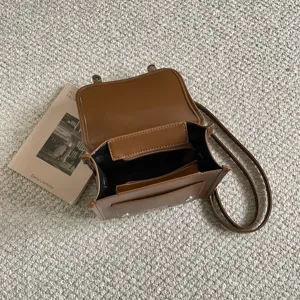 Bruine gestructureerde kleine crossbody tas voor dames, stijlvolle PU lederen schoudertas.