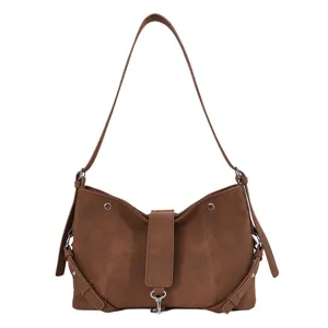 Braune Vintage Umhängetasche aus Wildleder für Damen, elegante Tasche mit Metallschließe.