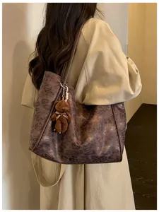 Retro leopard print shoulder bag, large capacity casual tote bag, fashion underarm bag detail.
