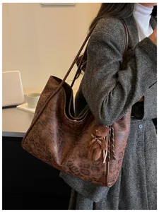 Retro casual leopard print shoulder bag large capacity tote bag for women autumn fashion style.