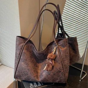 Vintage Leopard Print Tote Bag For Women Large Capacity PU Leather Shoulder Bag Casual Fashion Retro Underarm Bag With Bear Charm