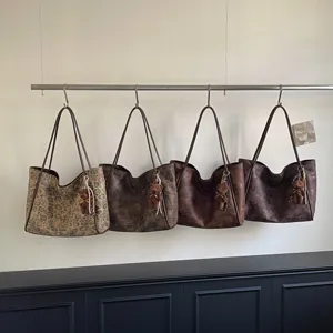 Retro casual shoulder bag large capacity tote bag with cute bear pendant for women autumn new