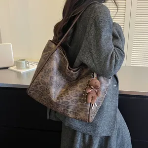 Retro leopard print tote bag casual large capacity shoulder bag autumn fashion handbag.
