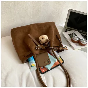 Bruine suède shopper tas voor vrouwen, retro grote capaciteit schoudertas met berenhanger.