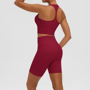 Ensemble de yoga fitness pour femme, soutien-gorge dos nageur et short push-up taille haute.