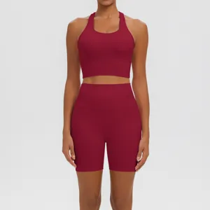 Détail de l'ensemble de yoga bordeaux, soutien-gorge de sport élastique et short taille haute.