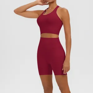Ensemble soutiens-gorge de sport et short de yoga taille haute bordeaux, respirant et extensible.