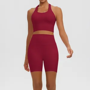 Vue détaillée de l'ensemble soutien-gorge de sport dos nu et short de yoga taille haute