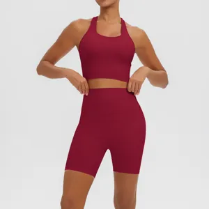 Ensemble de sport rouge pour femme avec soutien-gorge de sport et short de yoga taille haute.