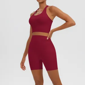 Ensemble de yoga de sport uni pour femmes, avec soutien-gorge de sport et short taille haute. Détail.